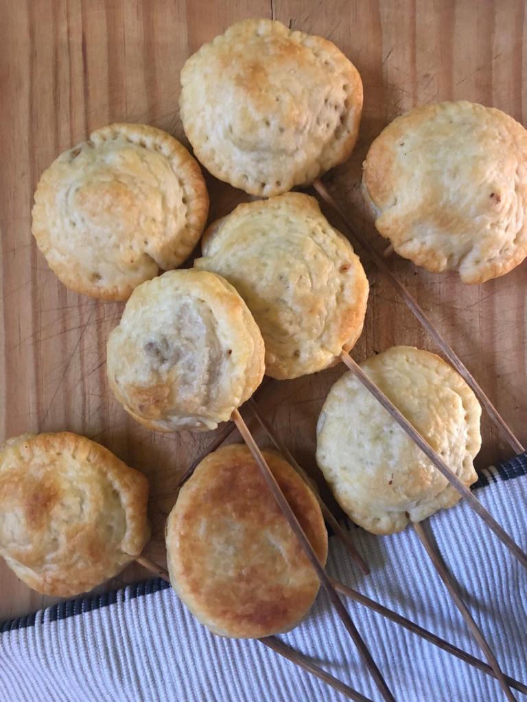 Piruletas e cebolla caramelizada, jamón y queso de cabra