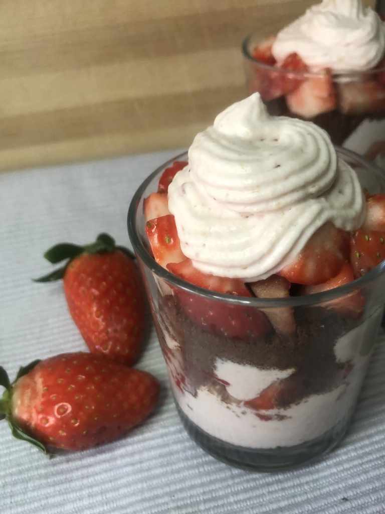 Vasitos de chocolate y crema de fresas