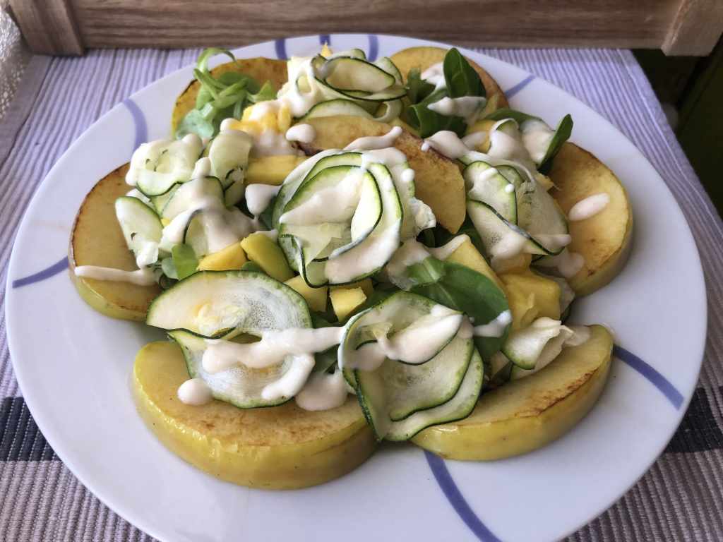 Ensalada de calabacín, canónigos, manzana y mango